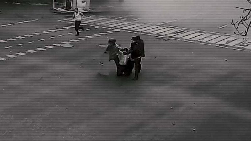 "Тізерлеп отырғызып ұрды: Алматыда соққыға жығылған полицей басынан өткен жағдайды айтты 79