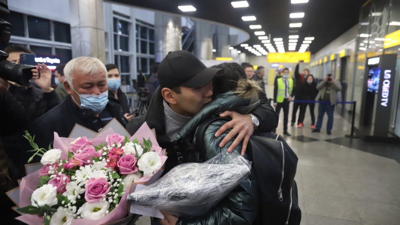 Эвакуацияланған қазақстандықтар: "Ең ауыры - шекараға барар жолда баламен жүрген украиналықтарды көру"