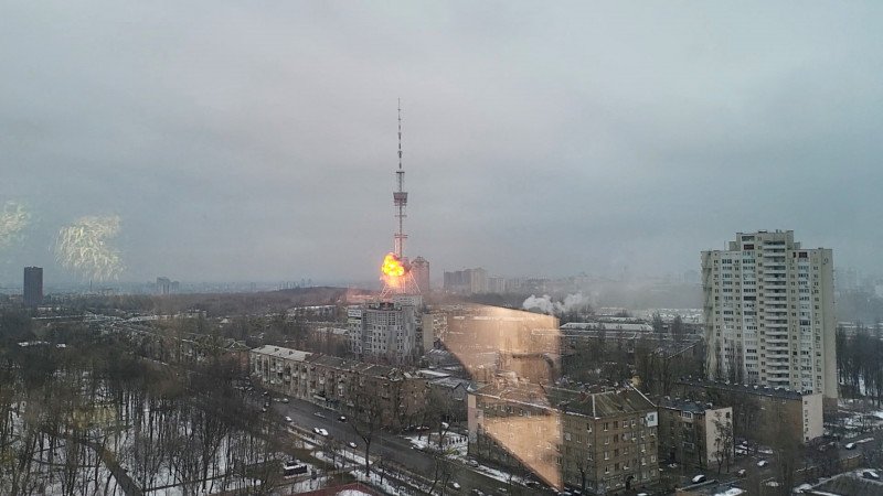 Киевтегі телемұнараға зымыран соққысы тиген сәттің видеосы жарияланды