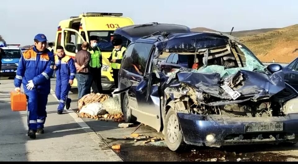 Минивэн столкнулся с фурой близ Шымкента: скончался пассажир