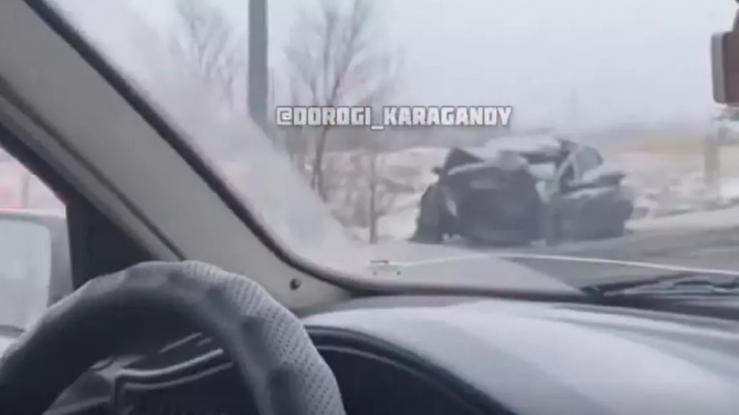 Водительница Kia вылетела полосу встречного движения и попала под грузовик в Караганде