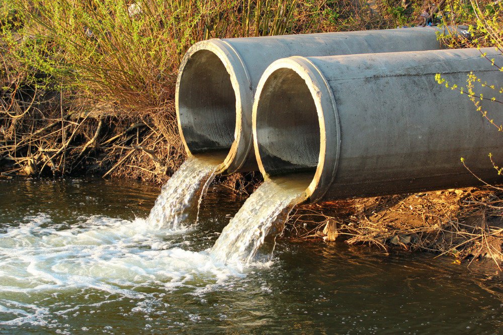 Шесть административных дел завели на компанию за слив сточных вод в Актау 