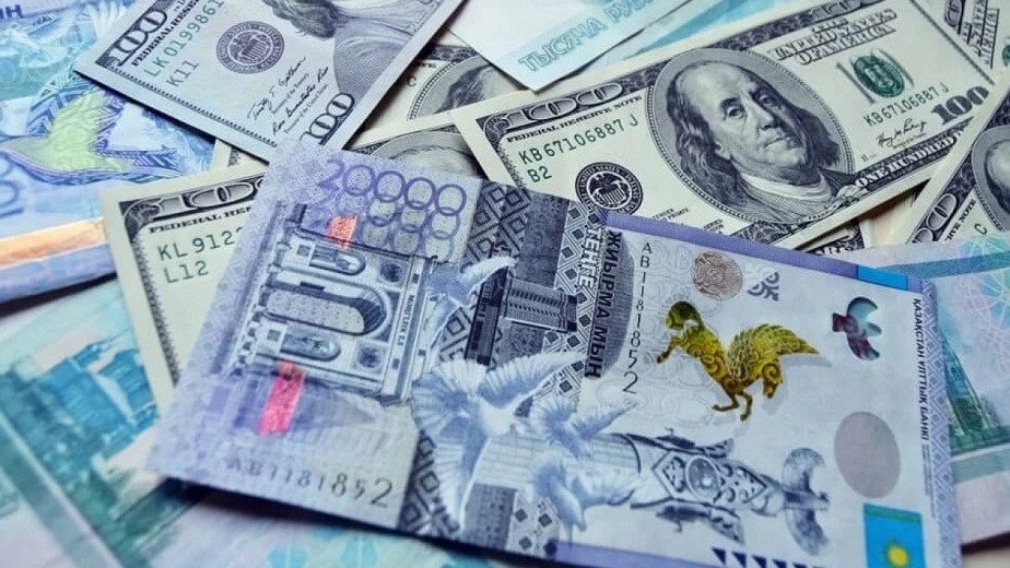 Курс доллара превысил 503 тенге на торгах: обменники прекратили продажу