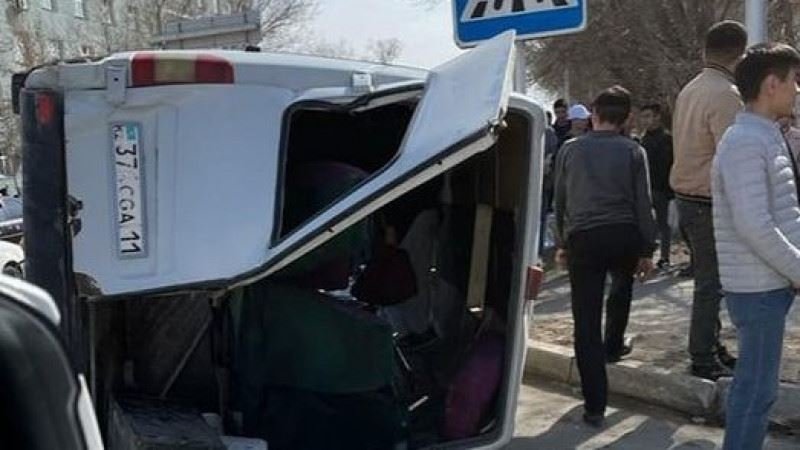 16 человек пострадали в результате столкновения микроавтобуса с Toyota Camry в Кызылорде