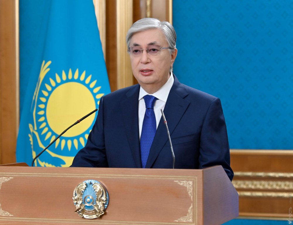Токаев предложил обязать президента прекращать членство в партии