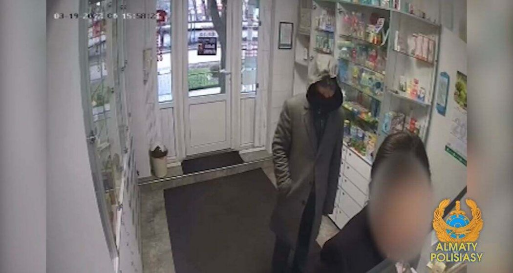 Мужчина ограбил 8-летнюю девочку в аптеке Алматы 
