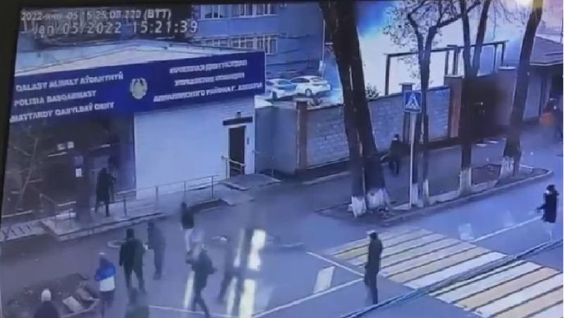 Қаралы қаңтар: Алматыда полиция ғимаратына шабуыл жасағандардың бірі ұсталды