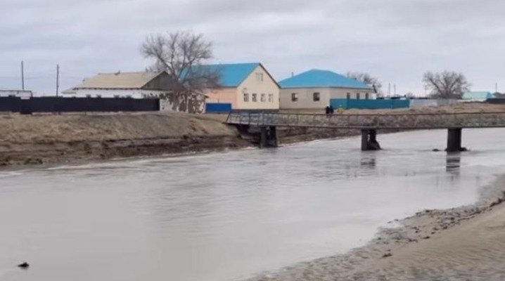 Сельчан эвакуируют из-за разлива реки в Атырауской области