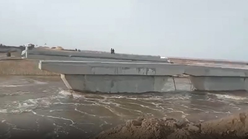 Участок трассы из Актобе в Астрахань затопило талыми водами 