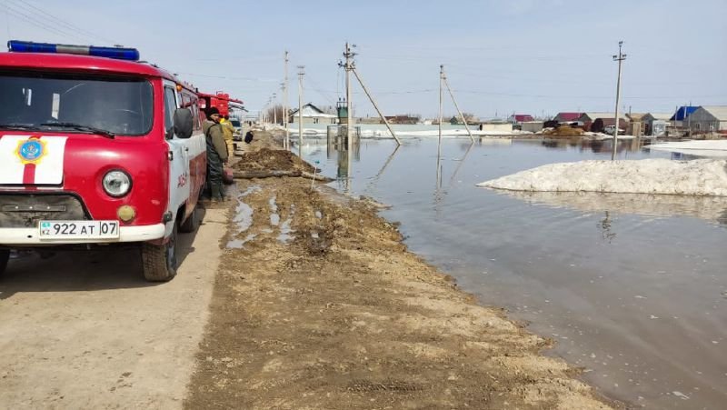Почти 800 казахстанцев покинули свои дома из-за паводков