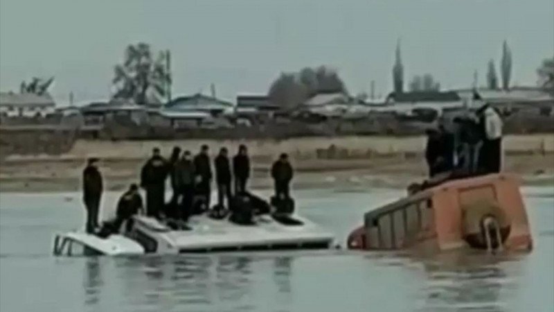 Мұз астына түсіп кетті: атыраулық вахташылар автобус төбесінде екі сағат отырды