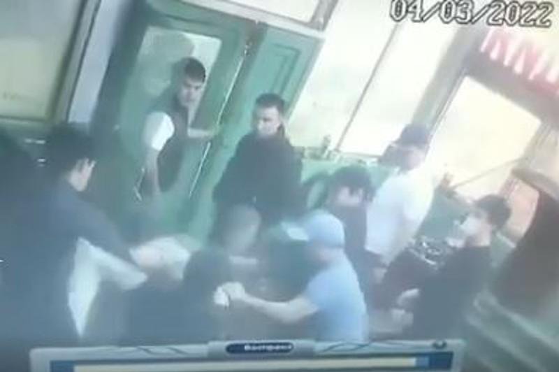 Толпа мужчин жестоко избила работника СТО в Алматы
