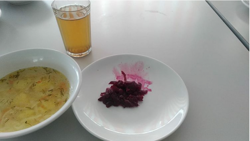 Фото бесплатного обеда первоклассника из школы в Аксу обсуждают казахстанцы