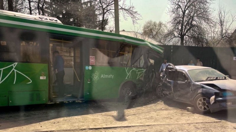 Алматы маңындағы тасжолда жолаушылар автобусы 9 көлікке соқтығысты
