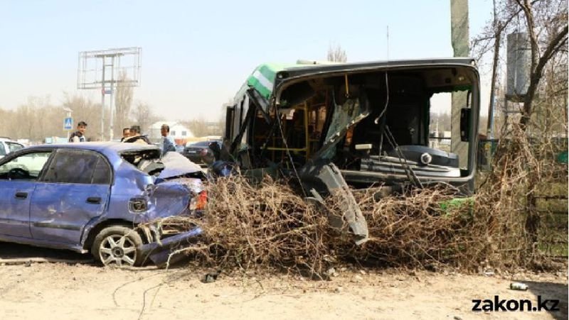 Массовое ДТП с автобусом в Алматинской области: пострадали 12 человек