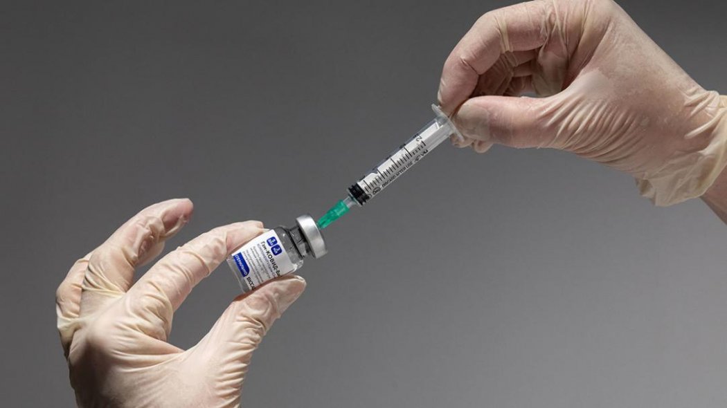 Нужно ли делать новую вакцину от коронавируса спустя год