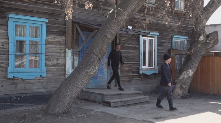 70-летние бараки в Павлодаре не признают аварийными