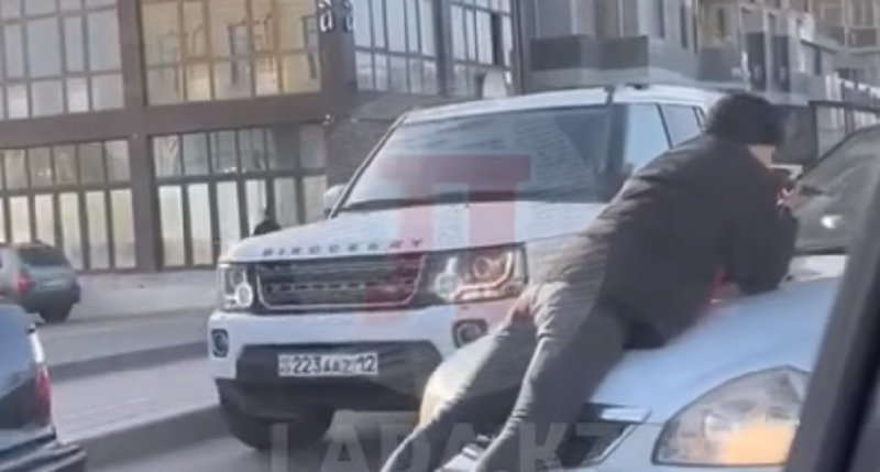 Мужчина бросился на капот движущегося авто в Актау (видео)