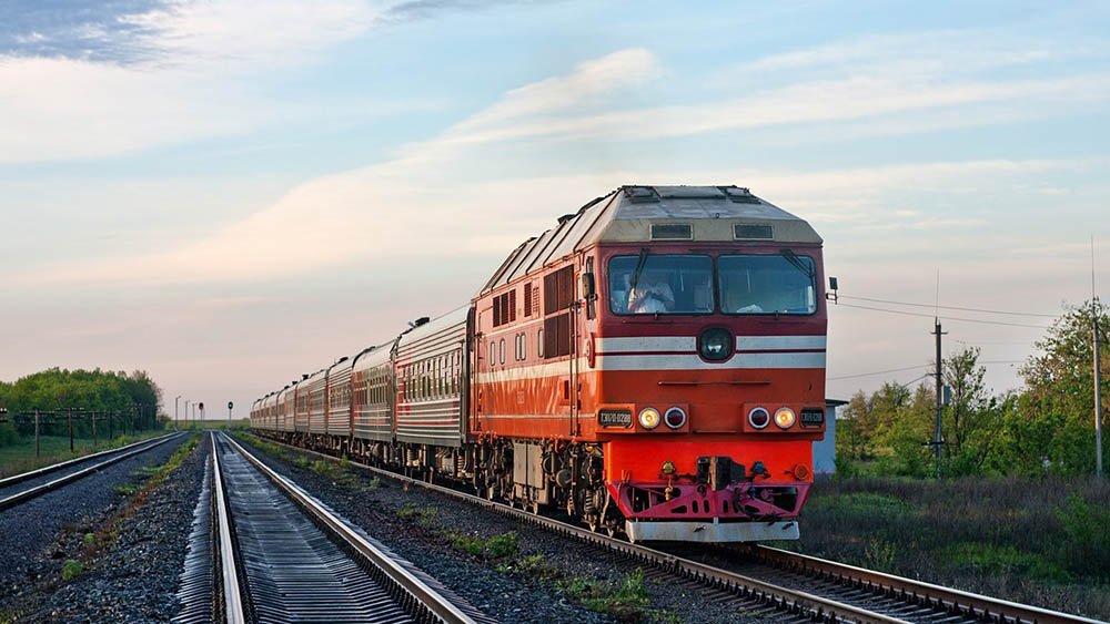 Женщина бросилась под поезд и погибла в Карагандинской области 