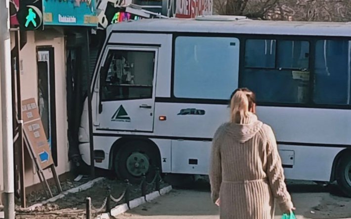 Пассажирский автобус врезался в жилой дом в Актобе