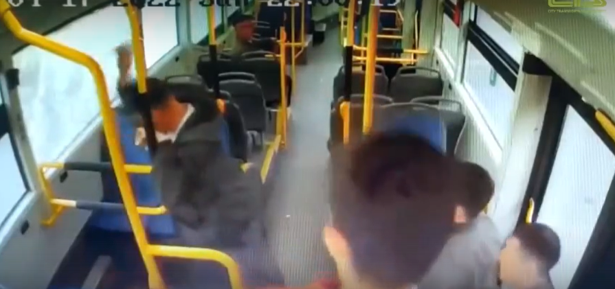 Нұр-Сұлтанда жолаушы автобустың тас-талқанын шығарды – видео