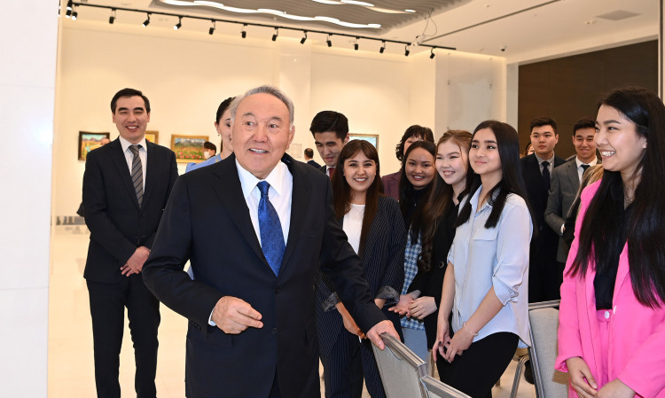 Нурсултан Назарбаев посетил выставку в Нур-Султане