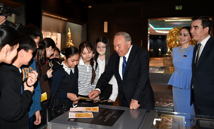 Нурсултан Назарбаев посетил выставку в Нур-Султане