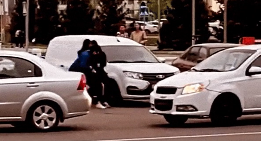 "Похищение" девушки в Алматы попало на видео