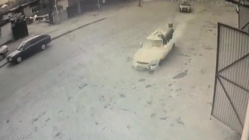 Алматы облысында жаяу жүргіншіні қағып кеткен сәт видеоға түсіп қалды