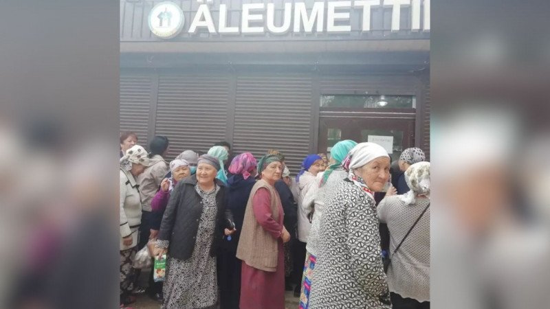 Кызылординцы стоят по 5 часов в очереди, чтобы купить сахар в социальных магазинах