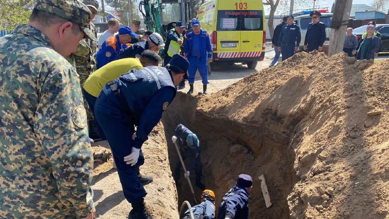 Двоих мужчин засыпало землей во время прокладки траншеи в Павлодаре