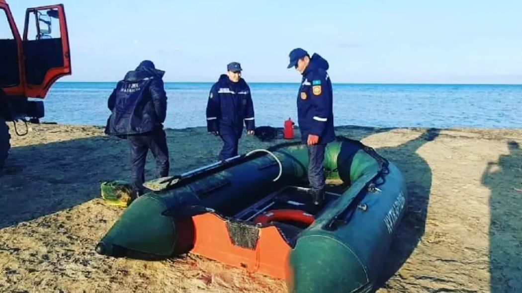 Пропавших рыбаков ищут в Каспийском море 