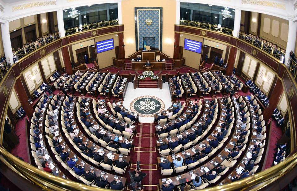 Парламент одобрил исключение упоминания статуса Назарбаева из Конституции
