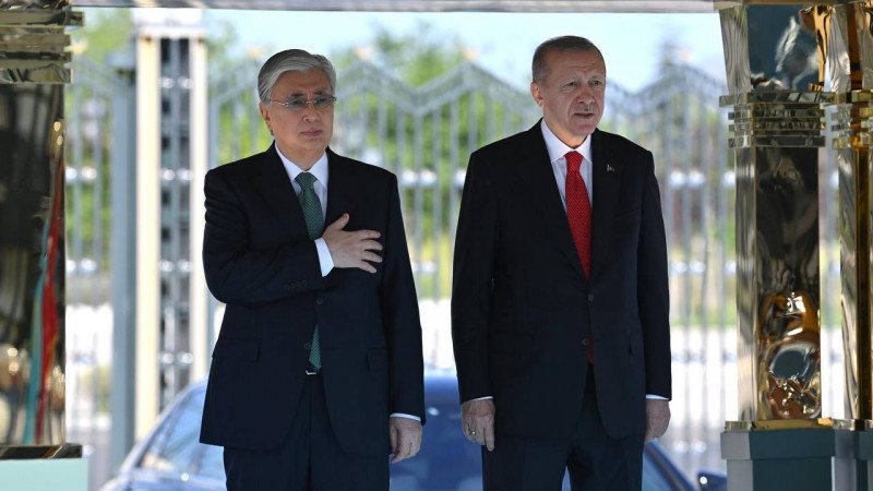 Қазақ көші, түрік премьеріне құрмет және миллиард долларға инвестиция. Тоқаев Ердоғанмен не талқылады?
