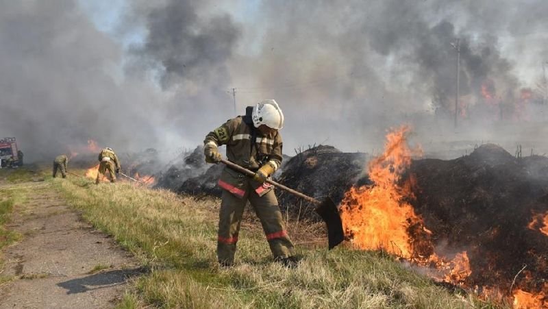 Пожар разгорелся около нефтебазы в Петропавловске
