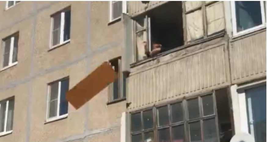 Павлодарда сүйіктісімен айырылғанға көндіге алмаған ер адам жиһаз бен тұрмыстық техниканы балконнан лақтырған