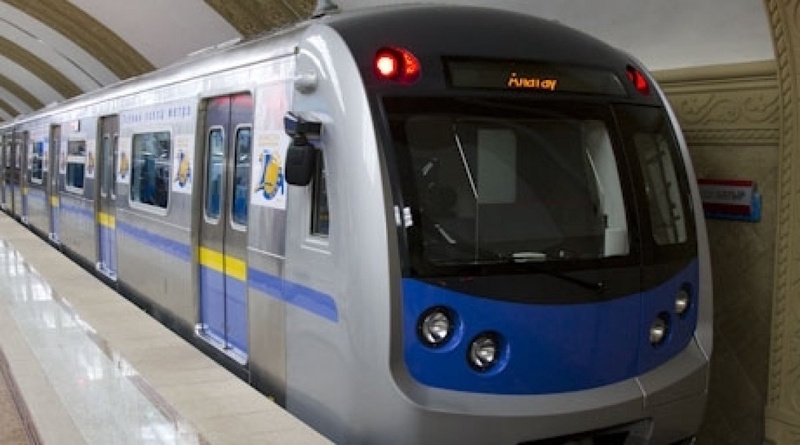 Поезд с пассажирами застрял между станциями в метро Алматы