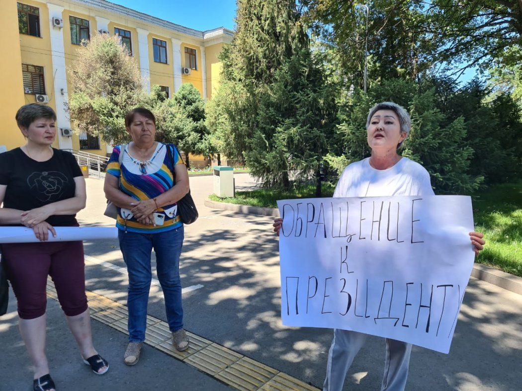 Пикет у акимата Алматинской области: Сельчане просят встречи с Бозумбаевым 