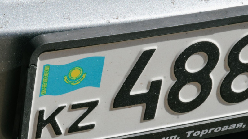 За поддельный госномер будут лишать прав в Казахстане 
