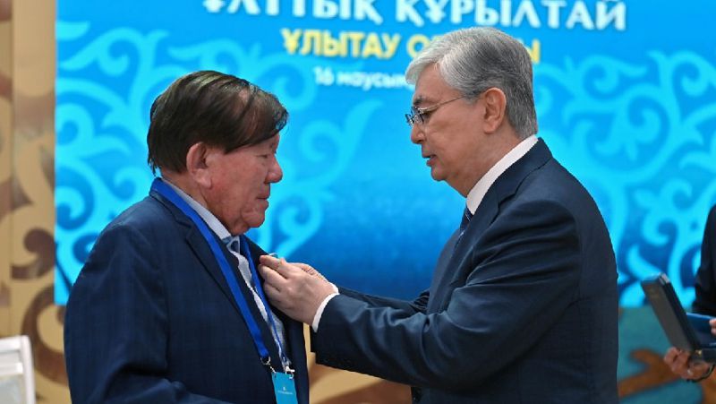 Президент присвоил звание «Қазақстанның еңбек ері» писателю Мухтару Шаханову