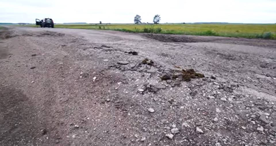 Ремонт за 700 млн тенге: в СКО дорогу засыпали щебнем, который портит автомобили